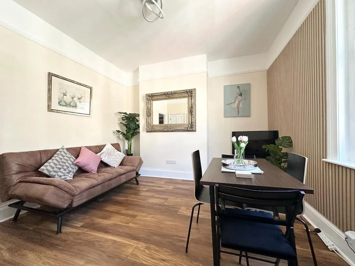 Apartment The Bournemouth Hideaway - Beautiful Central Flat - 10 Mins Walk To Beach - Brought To You By Coastline Retreats